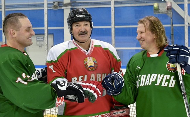 Лукашенко сыграл в хоккей с российскими дрессировщиками Запашными