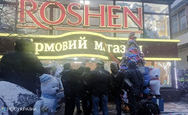 Возле изолятора СБУ в Киеве сторонники Саакашвили разбили витрину магазина Roshen
