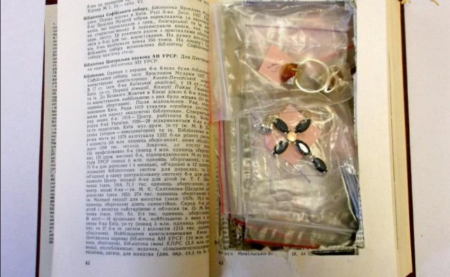 Минские таможенники нашли в энциклопедии из Украины партию ювелирных изделий