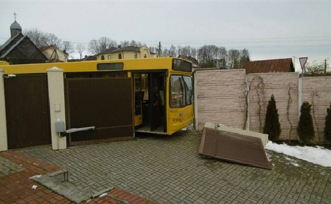 Под Минском автобус врезался в ворота частного дома