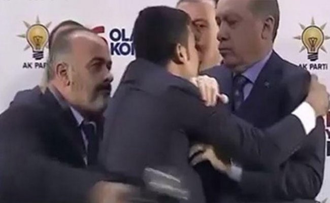 В Турции охранники бросились на мужчину, который пытался обнять Эрдогана