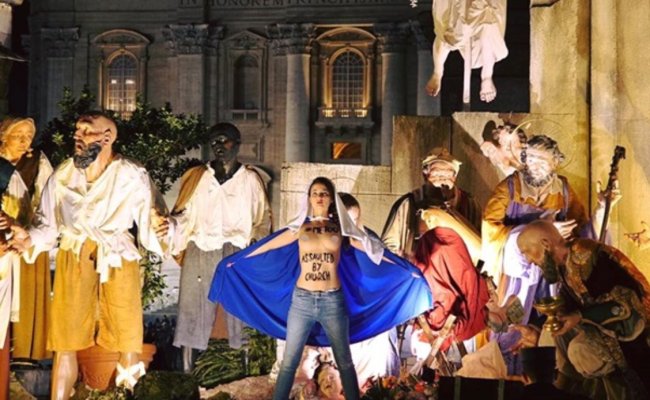В Ватикане активистка Femen обнажилась на фоне рождественских яслей