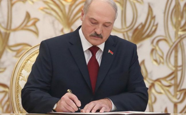 Лукашенко подписал указ о повышении окладов бюджетникам научных организаций