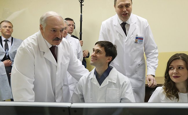 Лукашенко заявил, что работникам минского онкодиспансера надо дать Нобелевскую премию