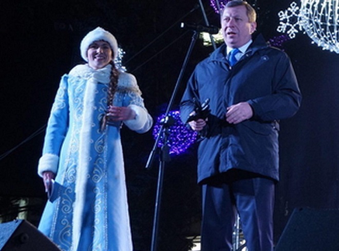 В Бресте мэр поздравил горожан с 2018-м годом прямо в новогоднюю ночь на главной елке