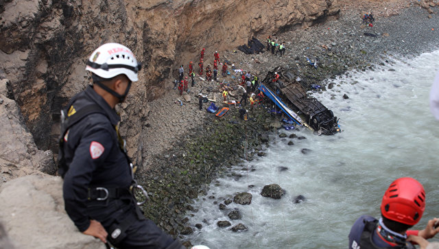 В Перу автобус упал в пропасть, 48 человек погибли