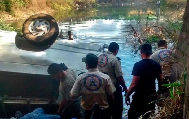 В Мексике микроавтобус слетел с моста в водоем, 9 человек погибли