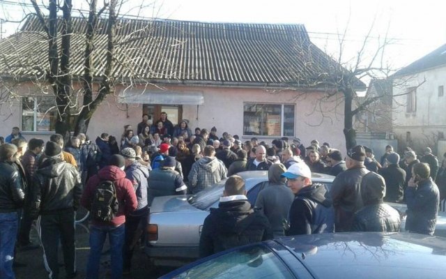 В украинском селе сотни людей протестуют против плохих дорог