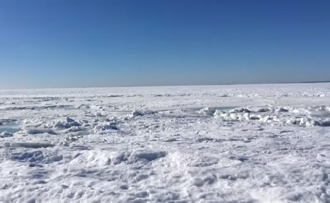 Американец снял на видео замерзший Атлантический океан