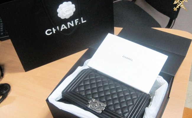 Брестские таможенники изъяли на границе сумку Chanel за 4 тыс. евро