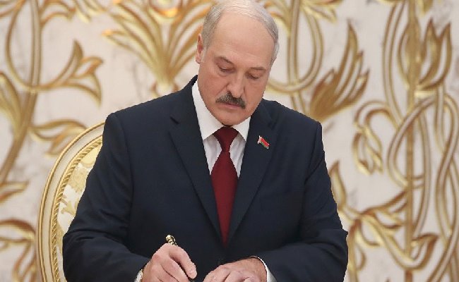 Лукашенко продлил порядок финансирования закупки современной техники организациями АПК на бессрочный период