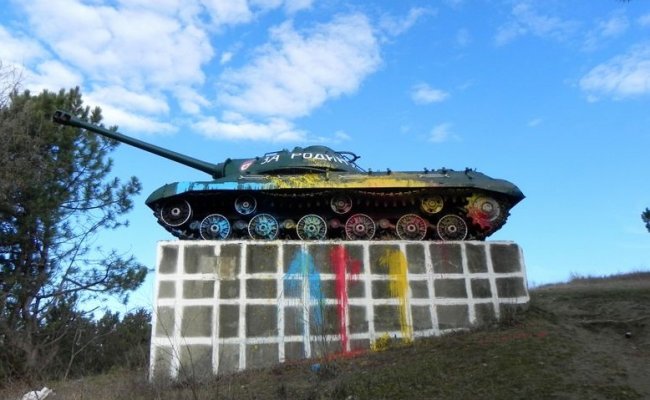В Молдавии краской облили постамент с советским танком