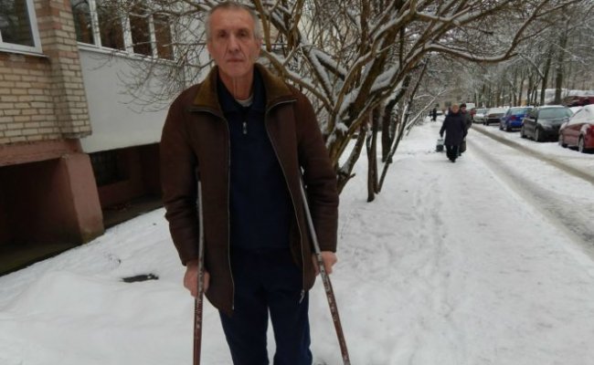 В Витебске милиционер избил инвалида, у которого обокрали дом