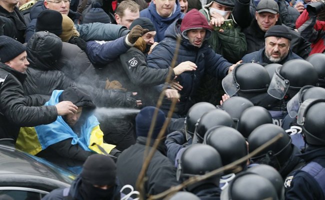В Киеве националисты устроили беспорядки из-за закона о реинтеграции Донбасса (ФОТО, ВИДЕО)