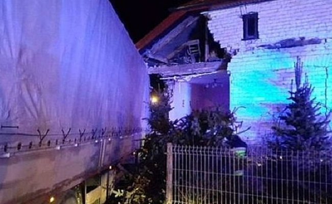 Украинец протаранил дом в Польше, где находились трое детей