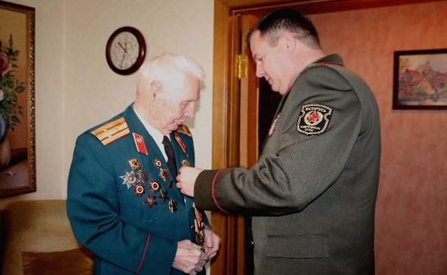 Министр обороны Беларуси наградил юбилейными медалями Героев Советского Союза