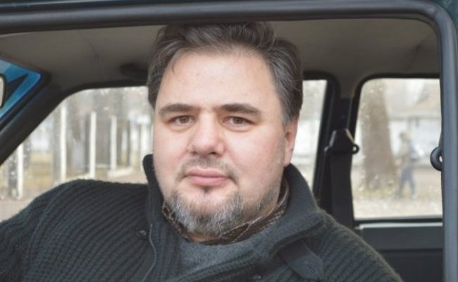 Оппозиционного журналиста попытался побить нацист за критическую позицию по войне в прямом эфире