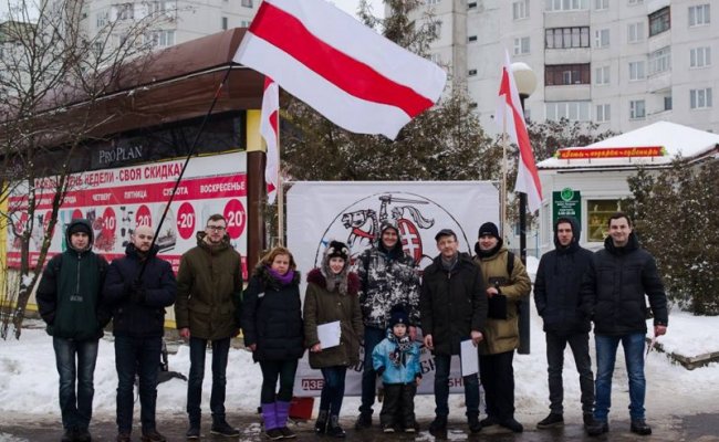 В Бобруйске члены ОГП фотографировались на фоне бело-красно-белых флагов