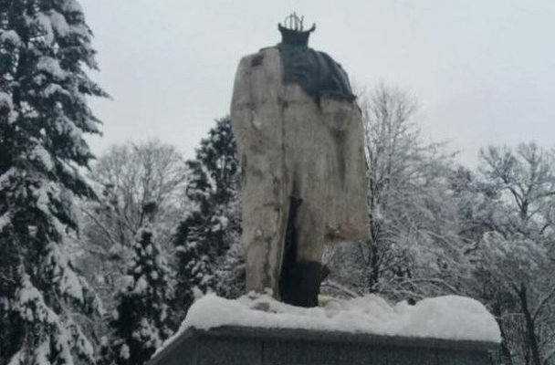 На Украине уже начали уродовать памятники славянофилу Шевченко