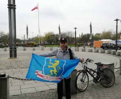 Белорус фотографируется с флагом Слонима по всему свету