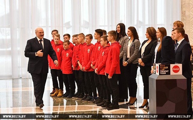 Лукашенко принял кубок мира ФИФА в Минске
