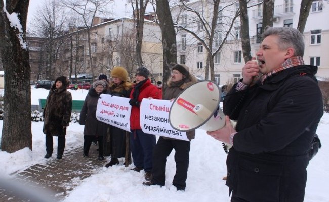 Губаревич во время пикета встретился с главой Первомайского района Минска