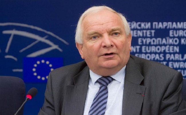Европейская народная партия осудила снятие с выборов кандидата от БХД