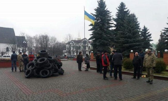 В Закарпатье протестующие жгли шины и требовали отставки Порошенко