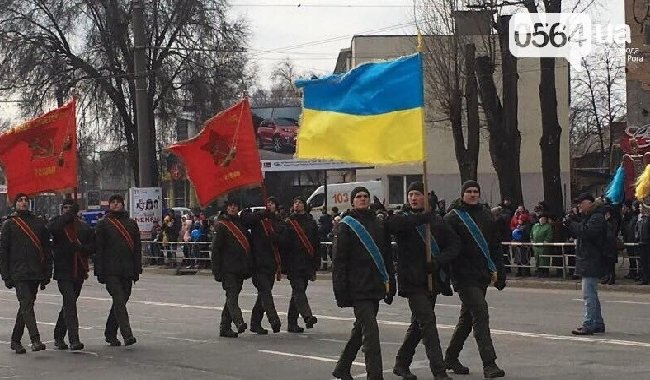 В Кривом Роге бойцы Нацгвардии прошли маршем с красными флагами и символикой СССР