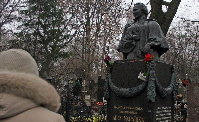 В Киеве осквернили могилу Леси Украинки