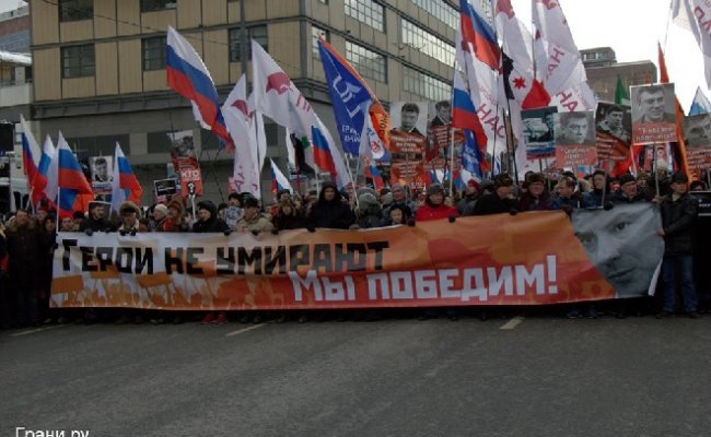Прозападная оппозиция в Москве вывела несколько тысяч сторонника: восторгались Нецовым, Украиной и проклинали георгиевскую ленту