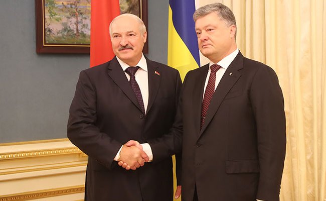 Лукашенко обсудил с Порошенко ряд вопросов двустороннего сотрудничества