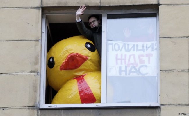 В России оппозиционера осудили на 25 суток за демонстрацию надувного утенка на акции сторонников Навального