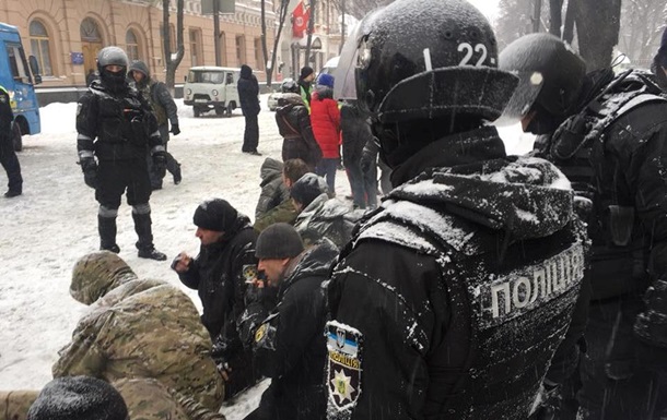 В Киеве полиция снесла палаточный городок у Рады и задержала десятки человек
