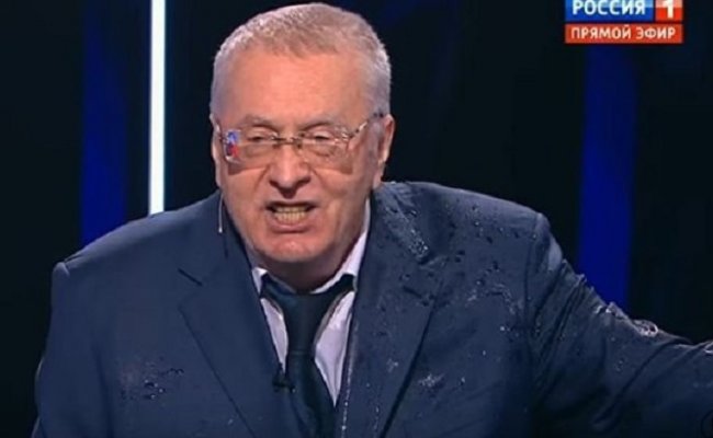 Собчак облила Жириновского водой за оскорбления в ее сторону