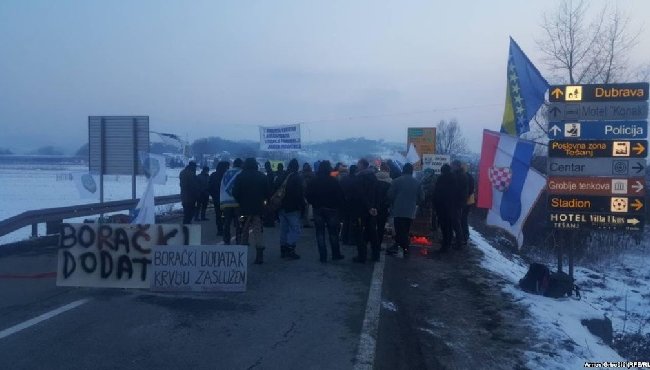Протестующие ветераны войны заблокировали главные магистрали в Боснии