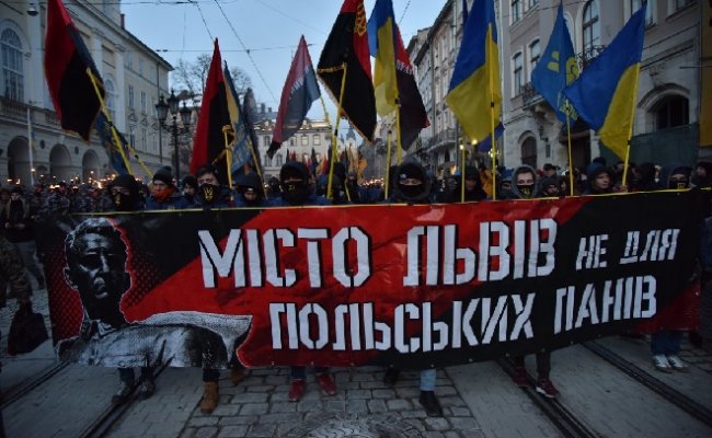 На Украине националисты провели факельное шествие под антипольскими лозунгами