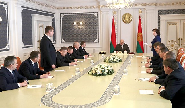 Президент призвал органы власти обратить внимание на развитие экономики регионов