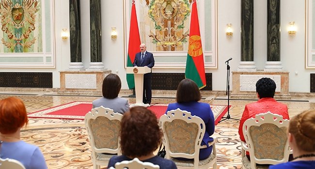 Лукашенко вручил госнаграды многодетным матерям и заслуженным деятелям