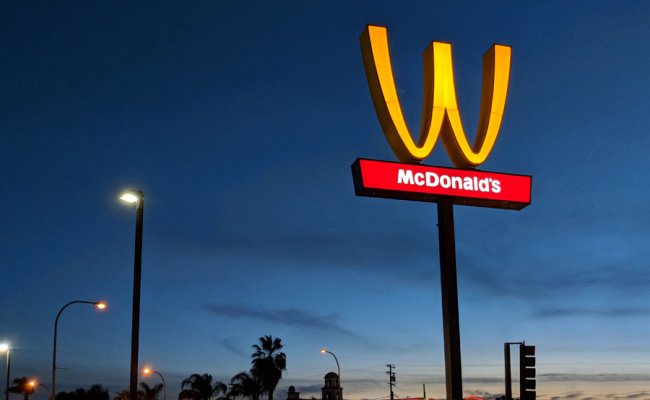 В честь 8 Марта McDonald's изменил свой логотип