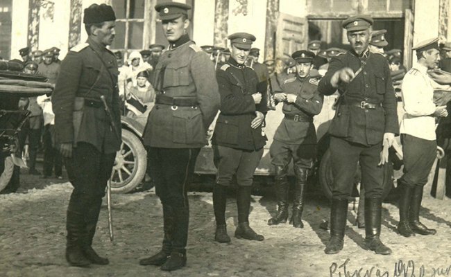 Булак-Балахович (крайний слева) с эстонскими офицерами. Фото 1920 года 