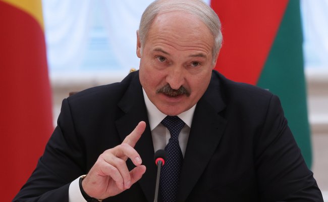 Лукашенко поздравил белорусов с Днем Конституции