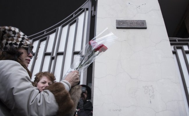 В Москве открыли мемориальную табличку Немцову