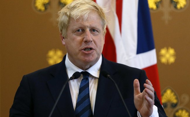 Глава МИД Великобритании отказался пожать руку российскому послу в Лондоне