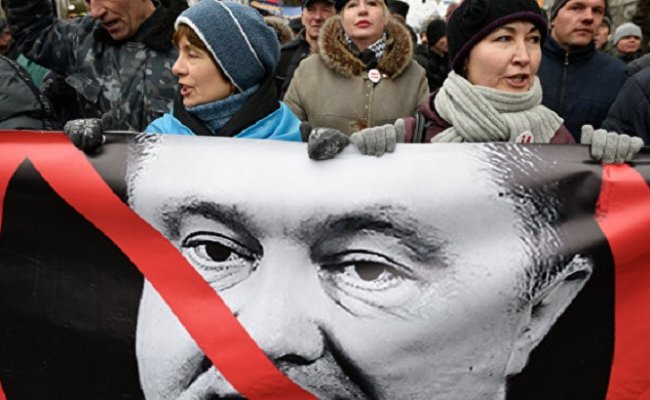 В Киеве сторонники Порошенко разрушают инсталляцию, посвященную крымской истории