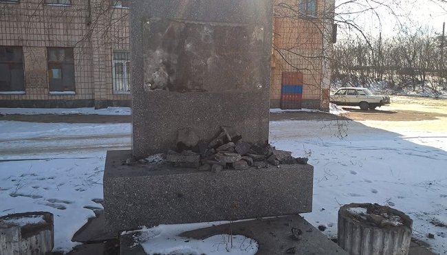 На Украине радикалы разбили мемориальную доску генералу Ватутину