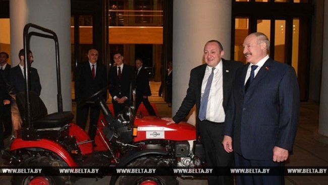 Лукашенко подарил президенту Грузии трактор