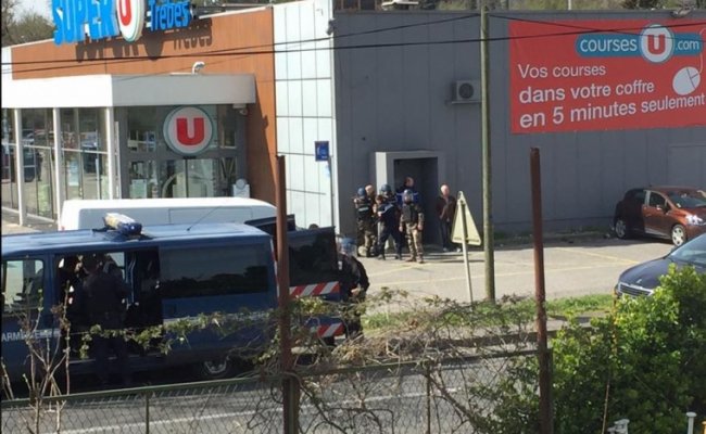 На юге Франции последователь ИГИЛ захватил людей, есть жертвы