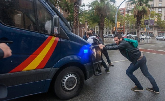 В Каталонии произошла потасовка у здания правительства между митингующими и полицией