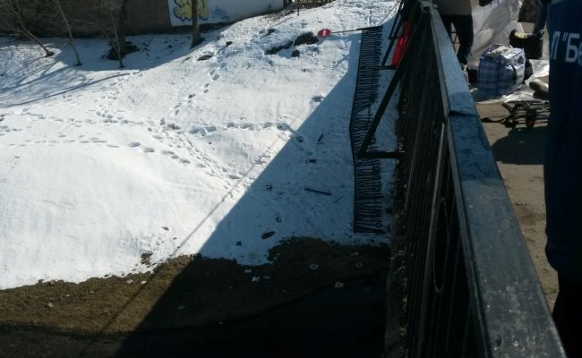 В Могилеве рухнули перила пешеходного моста через реку‍